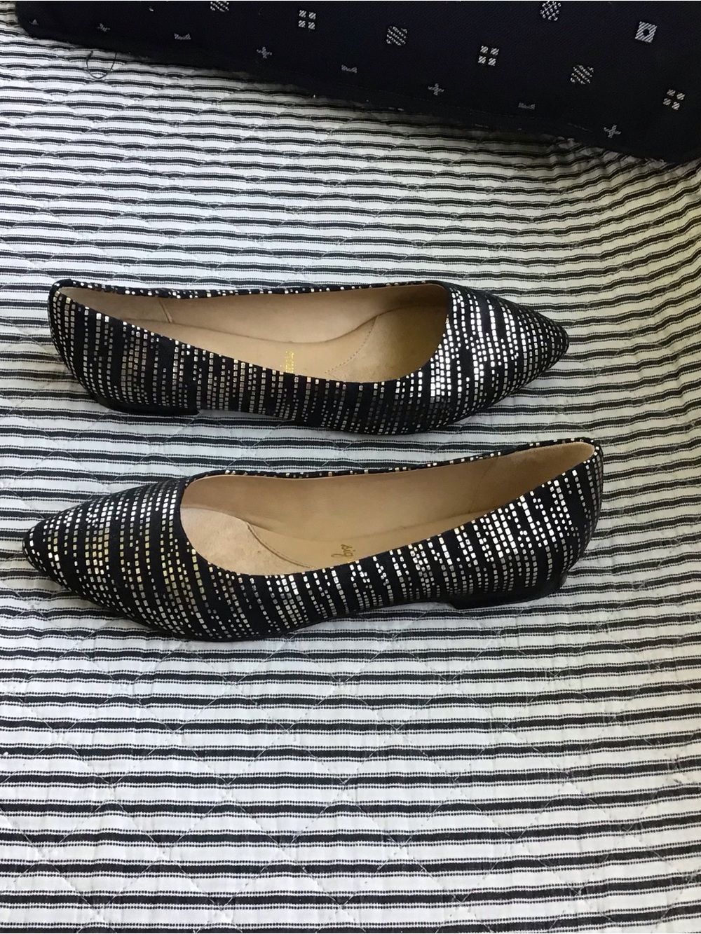 Trotters Signature, new/no box - Estee Flats, Black and Gold 100% leather, 8M
